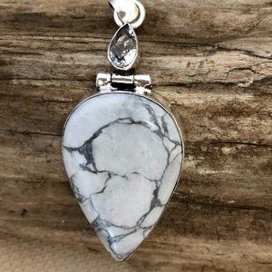 NWOT Howlite And Crystal Topaz Pendant